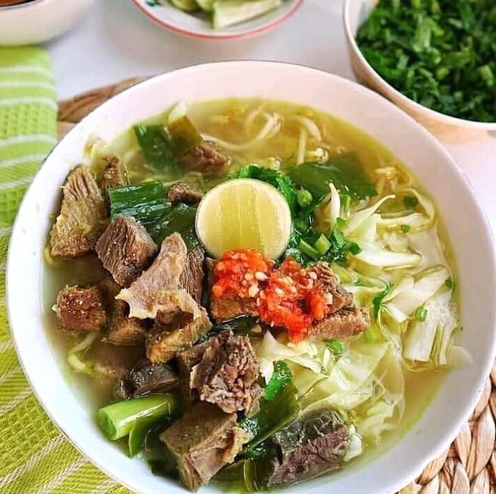 Menyajikan Soto Ayam Kuah Bening